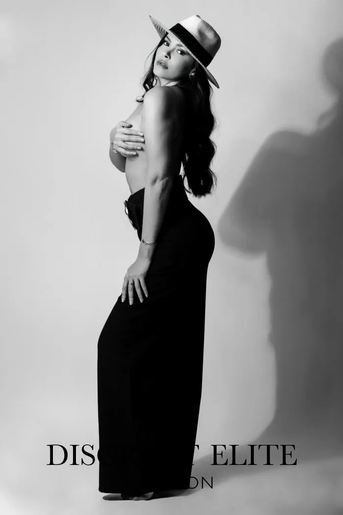 Elisa profile image elite video-public big-bum escort