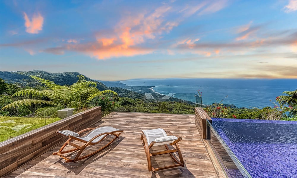 A nice deck to sit back with your escort and enjoy Escazu's beautiful nature forests and coast. 