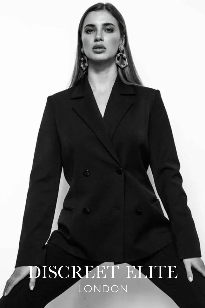 Victoria profile image VIP open-minded for-couples escort